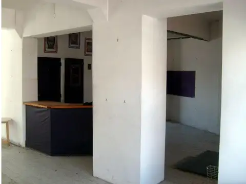 Local comercial sobre importante arteria con cochera