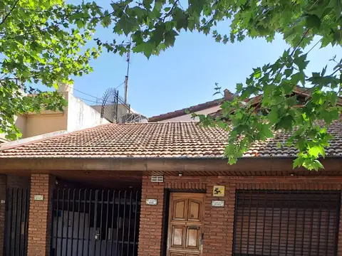 CASITA AL FRENTE CON GARAJE 2 - 3 AMB PATIO - TERRAZA y QUINCHO