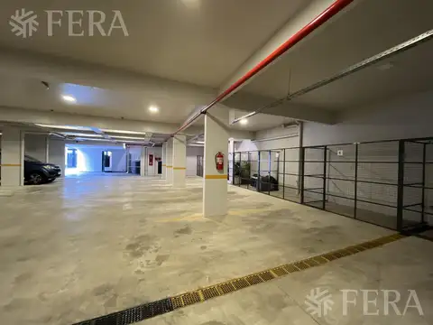 Venta de cochera cubierta con baulera en Wilde