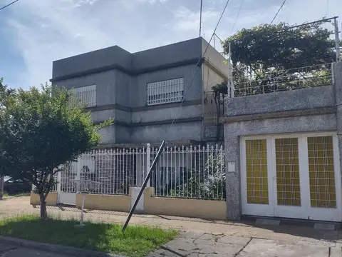 CASA DE 2 PLANTAS EN CASEROS. VENTA