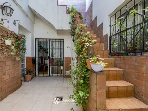 VENTA - Casa de pasillo de dos dormitorios, con patio. Lourdes, Rosario. APTO CRÉDITO.