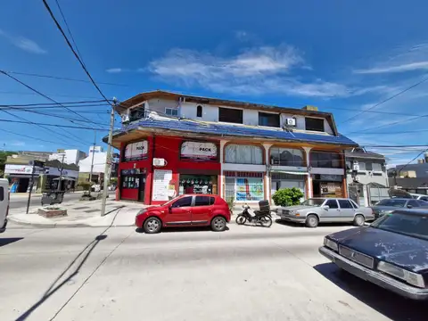 Local con entrepiso cerca Av. Fleming