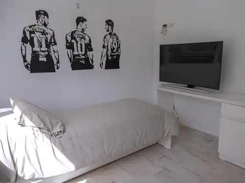 Casa en Alquiler con 2 cocheras