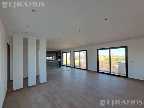 Casa en Venta con 4 cocheras