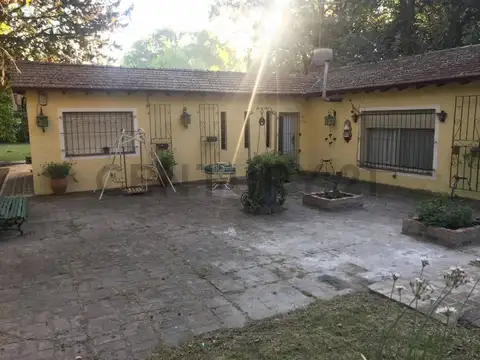 Imperdible Casa Quinta con Quincho y Parque Arbolado.