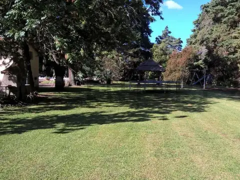 Imperdible Casa Quinta con Quincho y Parque Arbolado.