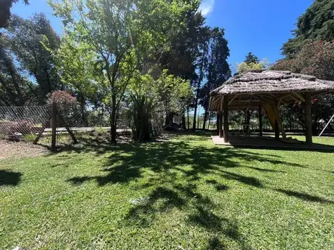 Imperdible Casa Quinta con Quincho y Parque Arbolado.