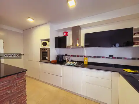 Casa 6 ambientes con 2 baños