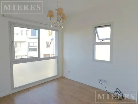 Casa en Alquiler con 2 cocheras