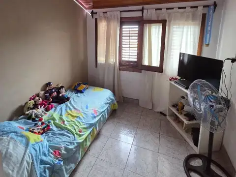 BUEN CHALET 4 AMB C/GARAGE Y FONDO LIBRE!