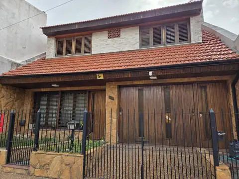 BUEN CHALET 4 AMB C/GARAGE Y FONDO LIBRE!