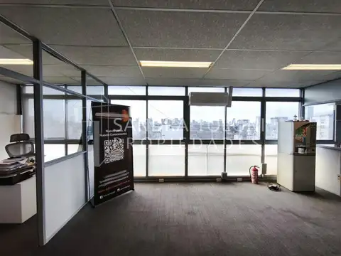 Oficina 10 ambientes con 2 baños