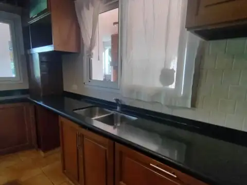 Casa en Alquiler con 2 cocheras