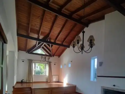 Casa 5 ambientes con 4 baños
