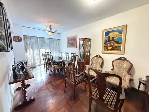 Amplio departamento de 3 dormitorios y cochera en VENTA en Laprida al 600, Barrio Norte