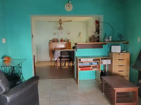 Casa a refaccionar + dos departamentos con patio