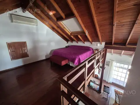 Casa edificada en dos terrenos. Excelente propiedad!