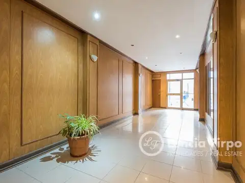 Departamento apto profesional en Casco Histórico de Monserrat, al frente, luminoso.