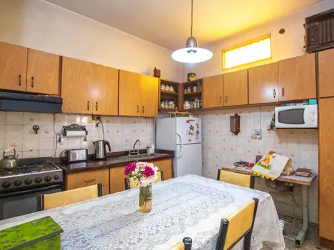 CASA 6 AMBIENTES CON GALPON Y FONDO LIBRE EN VENTA. T GORDILLO 3800