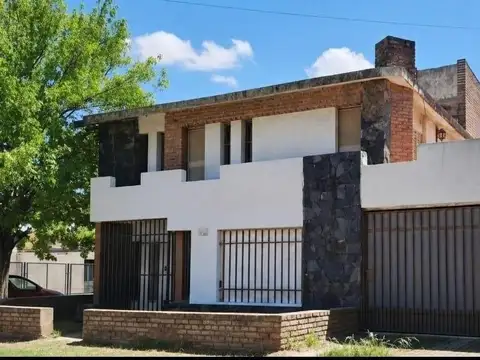 Casa en venta 4 dormitorios en barrio Santa Rosa Residencial