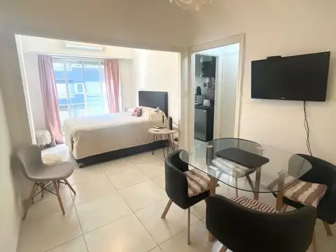 Monoambiente en venta con balcón francés - Plaza Colón
