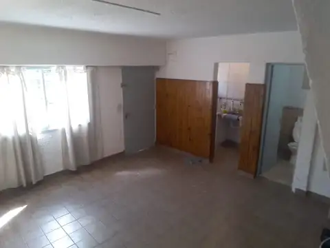 DEPARTAMENTO AL FRENTE, EN PLANTA BAJA   SE ESCUCHAN OFERTAS  URGENTE 