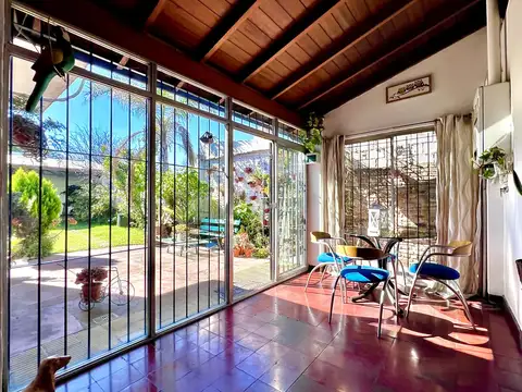 Casa 4 ambientes con 2 baños