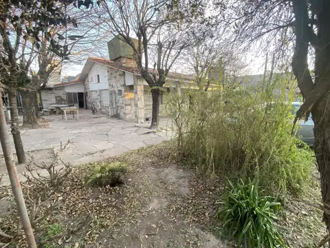 Casa 8 ambientes con 2 baños