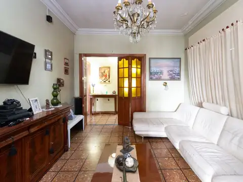 Casa 6 ambientes con 2 baños