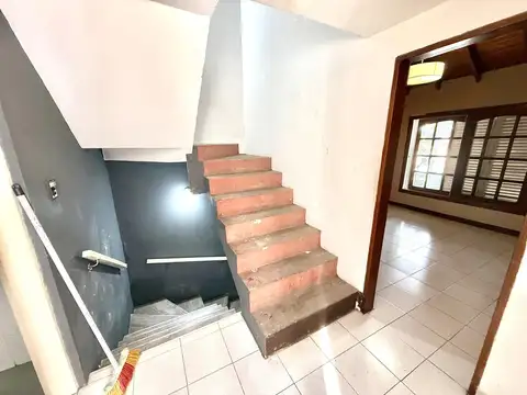 Casa 4 ambientes con cochera en el centro de Lanus Este