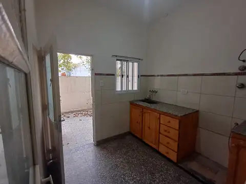 PH de 3 ambientes con Patio. 2 Dormitorios. Sin expensas. Posesión inmediata. A 2 cuadras de Av. Triunvirato