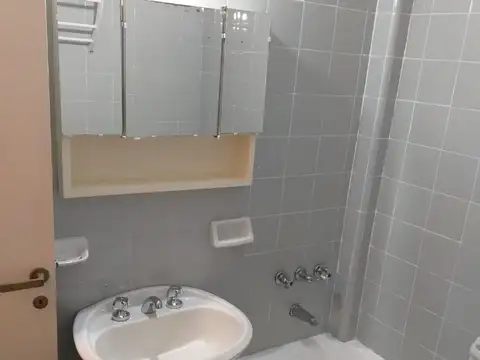 EXCELENTE DEPTO DE 2 AMBIENTES C/BCON LATERAL SUPER LUMINOSO EXC. ESTADO MUY BUENA UBICACION
