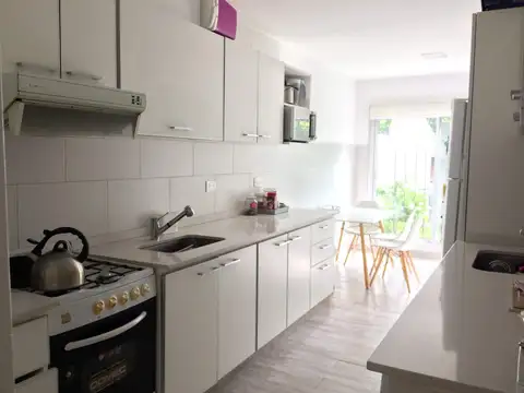 Casa en Alquiler con 2 cocheras