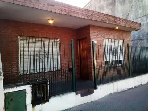 Casa al frente en buena ubicacion