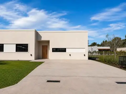 DISEÑO, CONFORD Y CALIDAD CASA  EN VENTA CARDALES VILLAGE