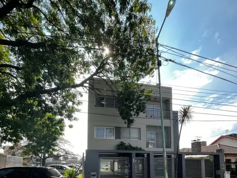 ALQUILER DE DEPTO DOS AMBIENTES CON COCHERA. EXCELENTE UBICACION EN PADUA