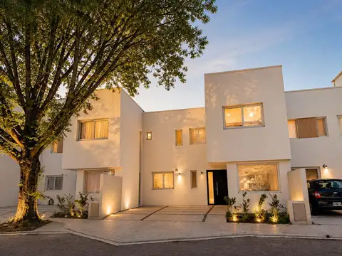 VENTA CASA Duplex con Jardin y terraza 5 AMB. en Lomas  de San Isidro A ESTRENAR!