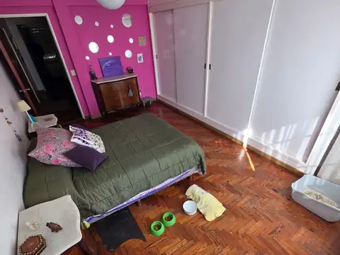 GRAN CASA EN 2 PLANTAS - APLIO FONDO CON PARQUE Y QUINCHO CON PARRILLA - GARAGE 3 AUTOS