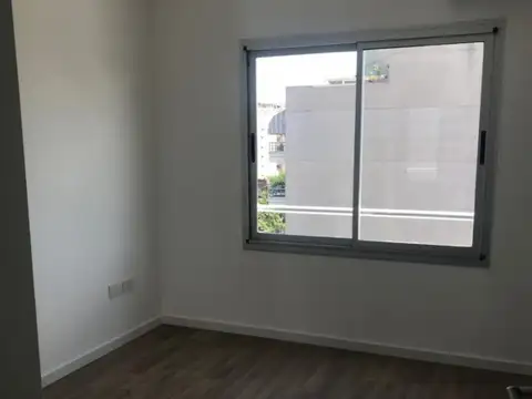 SEMIPISO 2 AMB AL FRENTE CON BALCÓN , CERCANO AL  BVAR DE AVDA LARRAZABAL
