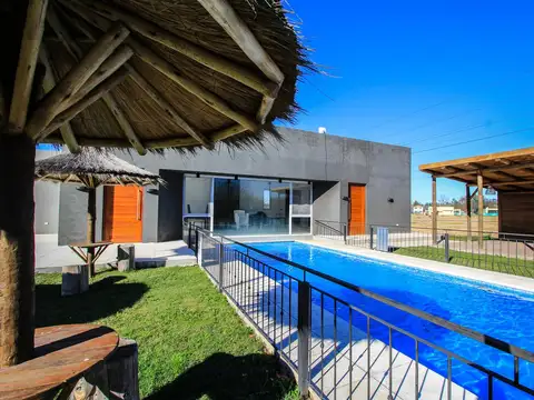 Oportunidad  casa a la venta en Los Arces, con piscina en lote central - NUEVO PRECIO