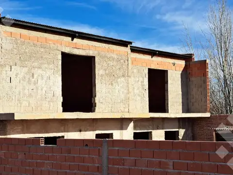 Casa 8 ambientes con 2 baños