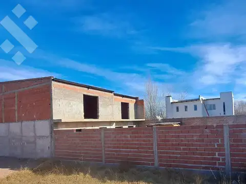 Casa 8 ambientes con 2 baños