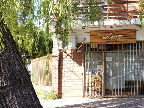 EXCELENTE LOCAL EN BARRIO MARINA