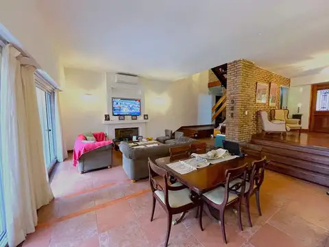 Casa en Venta con 2 cocheras