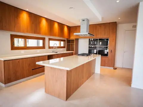 Casa en Alquiler con 2 cocheras