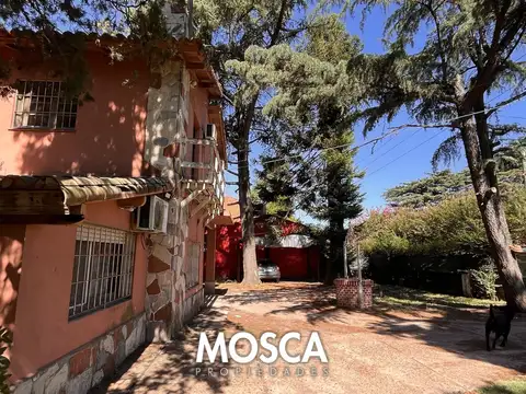 Impresionante quinta en La Reja sobre 4 lotes (1600 m²) con pileta y quincho