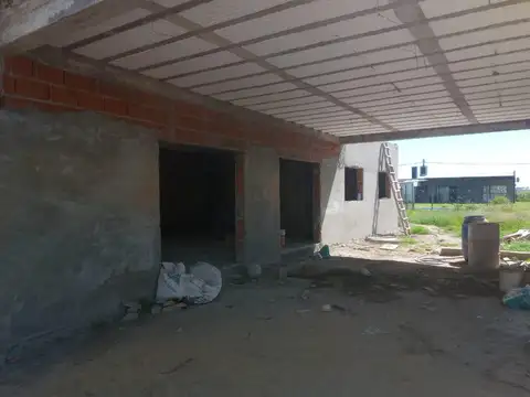 VENTA - Casa en construcción de 3 dormitorios y piscina - Punta Chacra, Roldán.