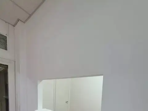 Viamonte al 700 y Esmeralda. Oficina comercial en alquiler. Al frente. En esquina. 330 m2 totales, 320 m2 cubiertos. Hecha a Nuevo. Super luminosa. Recepción. 5 amplios despachos con aire acondicionado. 3 baños. Ideal Instituto - Salas de Baile – Pilates