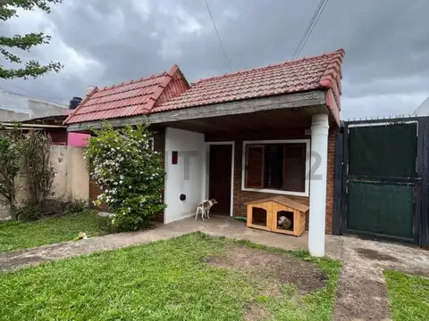 Casa 4 ambientes con 2 baños