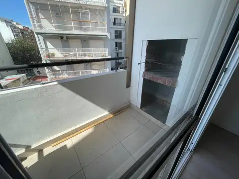 RETASADO  EXCELENTE Y MUY FUNCIONAL 3 AMB, TODO LUZ, BALCÓN CON PARRILLA, COCHERA INCLUIDA 